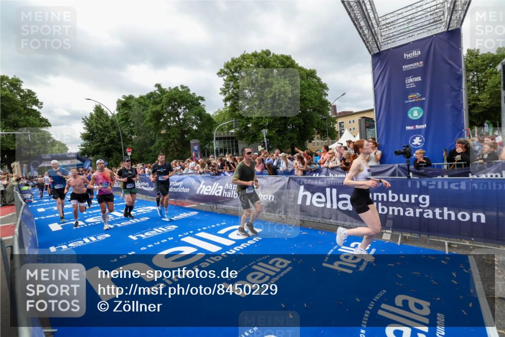 29.06.2025 - hella hamburg halbmarathon Zöllner http://msf.ph/oto/8450229 29.06.2025 10:58:53 Ziel 2159, 2488, 2840, 3859, 4632, 4833, 5277, 5885, 6720, 8807, 9156, 9353, 10268, 10539, 12734, 13880, 14266, 14673, 14902, 14965, 17405, 17630, 17839, 18232, 18954 meine-sportfotos.de