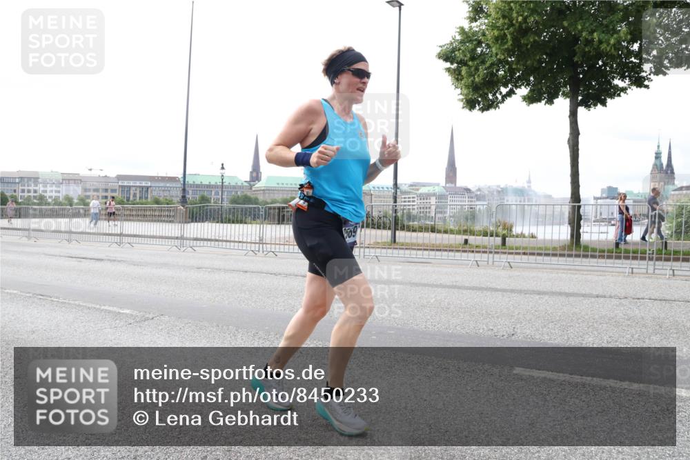 29.06.2025 - hella hamburg halbmarathon Lena Gebhardt http://msf.ph/oto/8450233 29.06.2025 10:30:47 Lombardsbrücke 695, 1059, 1472, 1647, 2097, 2268, 2505, 2569, 2754, 2755, 2901, 3131, 3281, 4198, 4575, 4819, 6344, 6556, 6620, 7071, 7120, 7351, 8757, 9576, 9830, 10880, 10989, 11981, 11984, 12350, 12384, 12460, 12461, 12687, 12688, 14095, 14216, 14421, 14803, 15299, 15466, 15589, 15757, 15789, 15938, 16504, 16791, 16864, 17742, 17966, 18362, 18795, 18860, 19052 meine-sportfotos.de