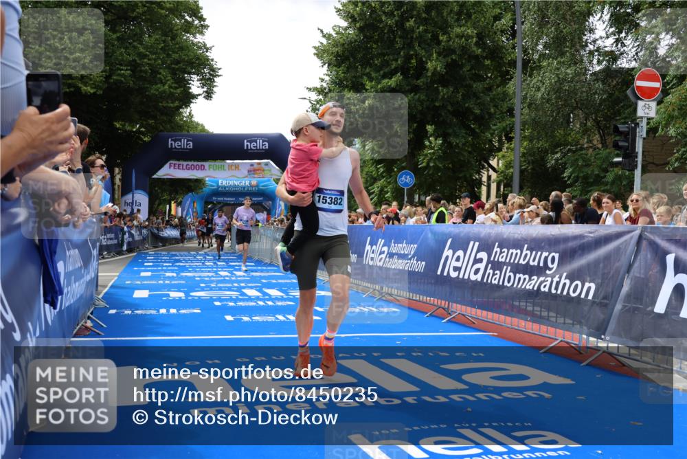 29.06.2025 - hella hamburg halbmarathon Strokosch-Dieckow http://msf.ph/oto/8450235 29.06.2025 10:38:05 Ziel 5091, 7229, 7743, 8091, 9944, 11049, 11952, 12915, 14274, 15303, 15382, 16698, 17623, 18986 meine-sportfotos.de
