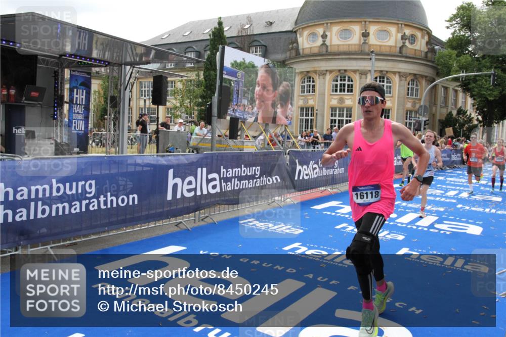 29.06.2025 - hella hamburg halbmarathon Michael Strokosch http://msf.ph/oto/8450245 29.06.2025 10:29:33 Ziel 2021, 2180, 8784, 9137, 10156, 10790, 12234, 15880, 16118, 17197, 18737 meine-sportfotos.de