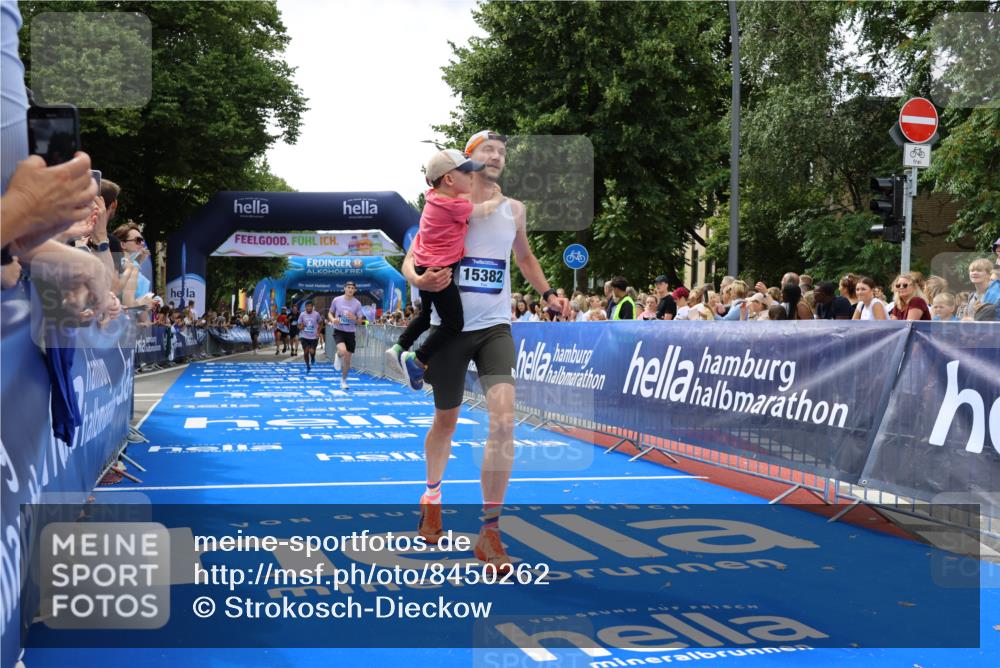 29.06.2025 - hella hamburg halbmarathon Strokosch-Dieckow http://msf.ph/oto/8450262 29.06.2025 10:38:06 Ziel 2849, 5091, 7743, 8091, 9944, 11049, 11952, 12915, 14274, 14688, 15382, 16698, 17623, 18986 meine-sportfotos.de