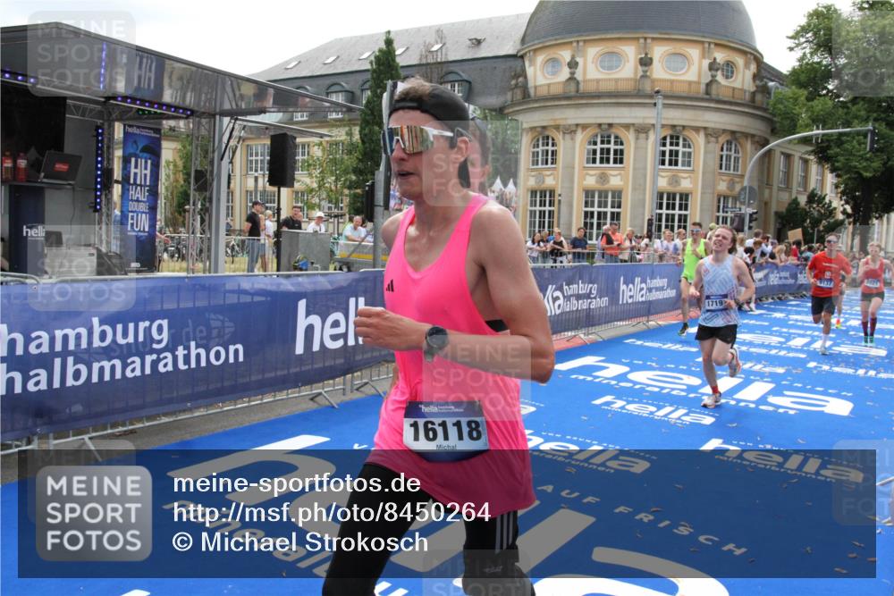 29.06.2025 - hella hamburg halbmarathon Michael Strokosch http://msf.ph/oto/8450264 29.06.2025 10:29:34 Ziel 2021, 2180, 8784, 9137, 10156, 10790, 12234, 16118, 17197 meine-sportfotos.de