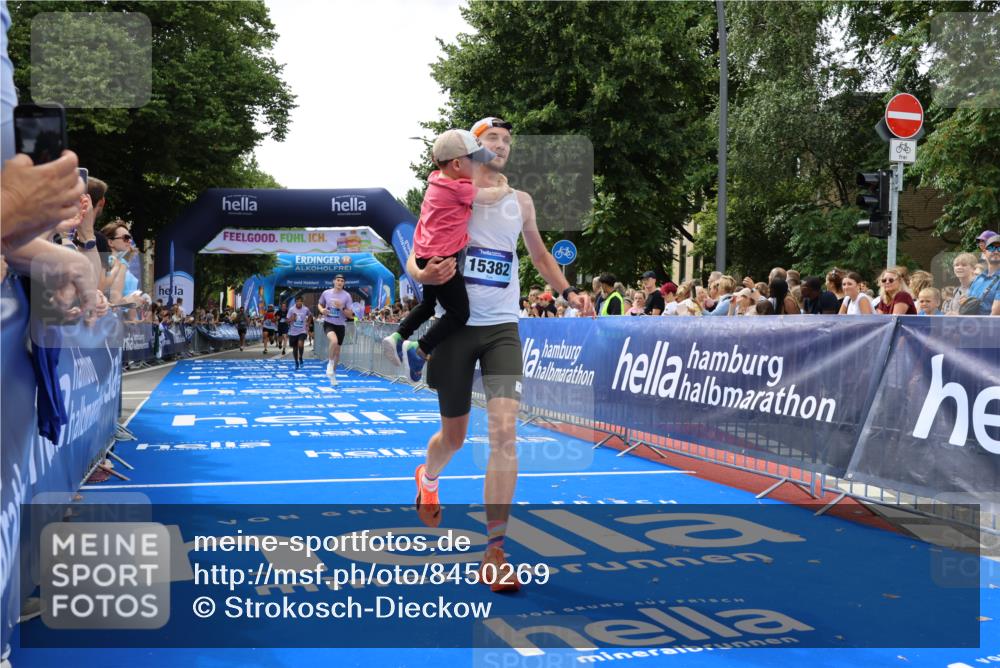 29.06.2025 - hella hamburg halbmarathon Strokosch-Dieckow http://msf.ph/oto/8450269 29.06.2025 10:38:06 Ziel 2849, 5091, 7743, 8091, 9944, 11049, 11952, 12915, 14274, 14688, 15382, 16698, 17623, 18986 meine-sportfotos.de