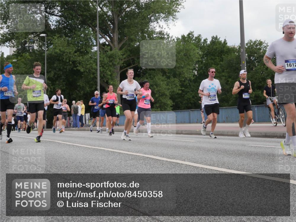 29.06.2025 - hella hamburg halbmarathon Luisa Fischer http://msf.ph/oto/8450358 29.06.2025 10:32:12 Kennedybrücke 11792, 11803, 9714, 1019, 3712, 12958, 4373, 6632, 2010, 1612, 2010, 3179, 3445, 3717, 4373, 5167, 5847, 6632, 9714, 10198 meine-sportfotos.de