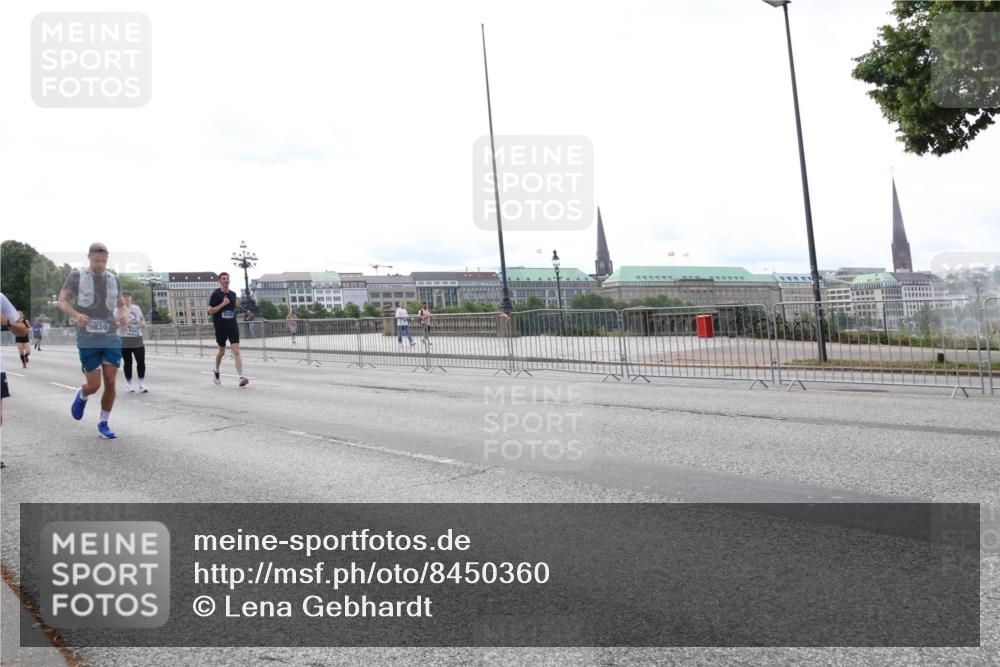 29.06.2025 - hella hamburg halbmarathon Lena Gebhardt http://msf.ph/oto/8450360 29.06.2025 10:30:48 Lombardsbrücke 9830, 1059, 1472, 1647, 2097, 2268, 2505, 2569, 2754, 2755, 3131, 3281, 4198, 4575, 4819, 6344, 6556, 6620, 6787, 7071, 7120, 7351, 8757, 9576, 9830, 10880, 10989, 11981, 11984, 12384, 12460, 12461, 12687, 12688, 14095, 14216, 14421, 14803, 15299, 15466, 15589, 15757, 15789, 15938, 16504, 16791, 16864, 17742, 17966, 18362, 18795, 18860, 19052 meine-sportfotos.de
