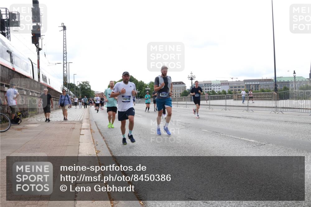 29.06.2025 - hella hamburg halbmarathon Lena Gebhardt http://msf.ph/oto/8450386 29.06.2025 10:30:48 Lombardsbrücke 14216, 9830, 1059, 1472, 1647, 2097, 2268, 2505, 2569, 2754, 2755, 3131, 3281, 4198, 4575, 4819, 6344, 6556, 6620, 6787, 7071, 7120, 7351, 8757, 9576, 9830, 10880, 10989, 11981, 11984, 12384, 12460, 12461, 12687, 12688, 14095, 14216, 14421, 14803, 15299, 15466, 15589, 15757, 15789, 15938, 16504, 16791, 16864, 17742, 17966, 18362, 18795, 18860, 19052 meine-sportfotos.de