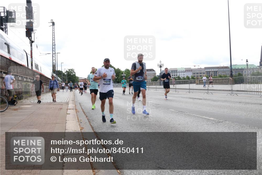 29.06.2025 - hella hamburg halbmarathon Lena Gebhardt http://msf.ph/oto/8450411 29.06.2025 10:30:48 Lombardsbrücke 14216, 9830, 1059, 1472, 1647, 2097, 2268, 2505, 2569, 2754, 2755, 3131, 3281, 4198, 4575, 4819, 6344, 6556, 6620, 6787, 7071, 7120, 7351, 8757, 9576, 9830, 10880, 10989, 11981, 11984, 12384, 12460, 12461, 12687, 12688, 14095, 14216, 14421, 14803, 15299, 15466, 15589, 15757, 15789, 15938, 16504, 16791, 16864, 17742, 17966, 18362, 18795, 18860, 19052 meine-sportfotos.de