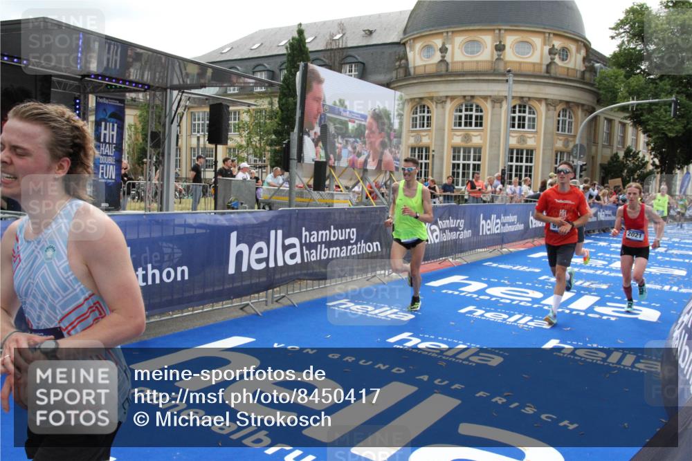 29.06.2025 - hella hamburg halbmarathon Michael Strokosch http://msf.ph/oto/8450417 29.06.2025 10:29:35 Ziel 2021, 2180, 6781, 8784, 9137, 10790, 16118, 17197, 18422, 18699, 19204 meine-sportfotos.de