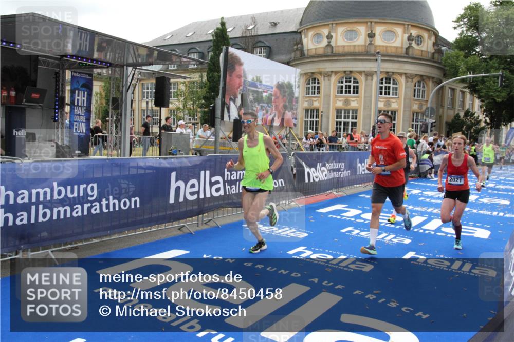 29.06.2025 - hella hamburg halbmarathon Michael Strokosch http://msf.ph/oto/8450458 29.06.2025 10:29:35 Ziel 2021, 2180, 6781, 8784, 9137, 10790, 16118, 17197, 18422, 18699, 19204 meine-sportfotos.de