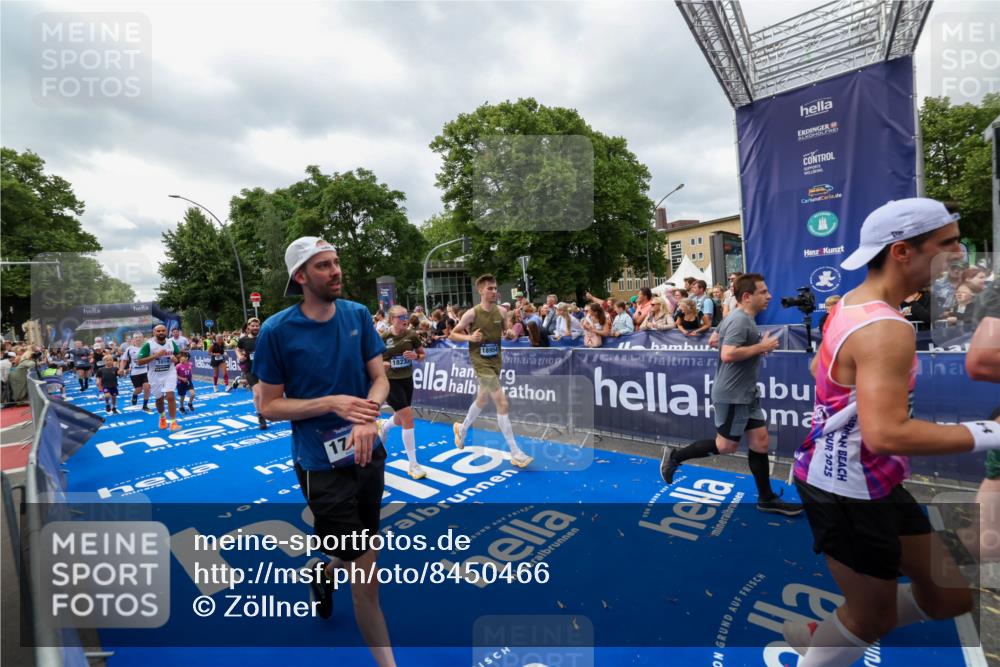 29.06.2025 - hella hamburg halbmarathon Zöllner http://msf.ph/oto/8450466 29.06.2025 10:58:56 Ziel 2159, 2488, 3859, 4632, 4833, 5277, 5885, 6438, 6720, 8807, 9156, 9353, 10268, 10518, 10539, 10788, 10915, 12734, 12735, 13654, 14673, 14965, 17405, 17630, 17931, 18180, 18232, 18954 meine-sportfotos.de