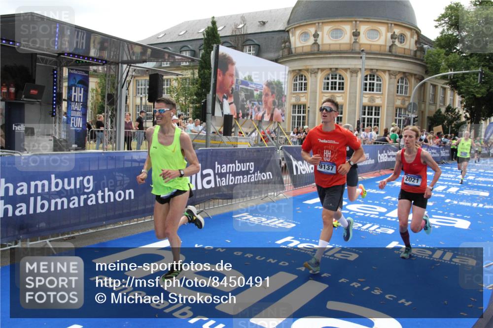 29.06.2025 - hella hamburg halbmarathon Michael Strokosch http://msf.ph/oto/8450491 29.06.2025 10:29:36 Ziel 2021, 2180, 6781, 8784, 9137, 10790, 17197, 18422, 18699, 19204 meine-sportfotos.de