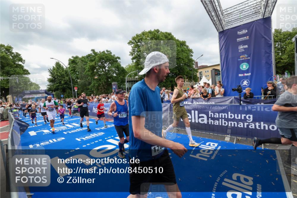 29.06.2025 - hella hamburg halbmarathon Zöllner http://msf.ph/oto/8450510 29.06.2025 10:58:56 Ziel 2159, 2488, 3859, 4632, 4833, 5277, 5885, 6438, 6720, 8807, 9156, 9353, 10268, 10518, 10539, 10788, 10915, 12734, 12735, 13654, 14673, 14965, 17405, 17630, 17931, 18180, 18232, 18954 meine-sportfotos.de