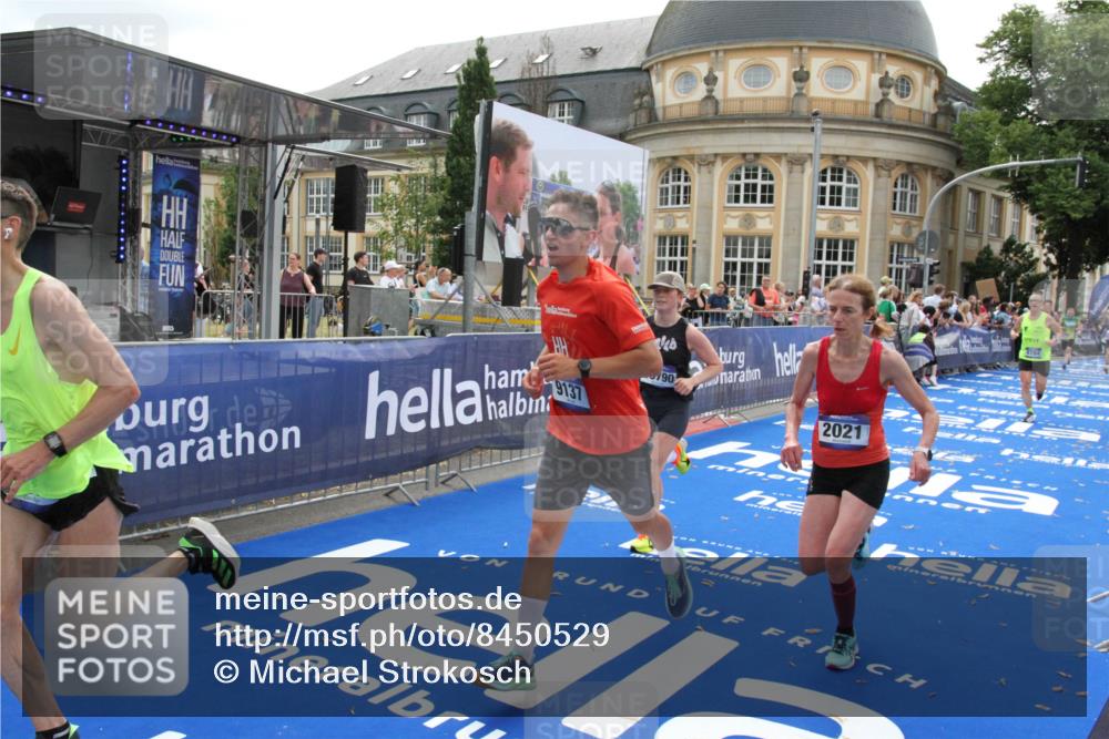 29.06.2025 - hella hamburg halbmarathon Michael Strokosch http://msf.ph/oto/8450529 29.06.2025 10:29:36 Ziel 2021, 2180, 6781, 8784, 9137, 10790, 17197, 18422, 18699, 19204 meine-sportfotos.de