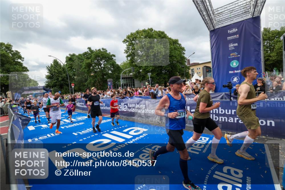 29.06.2025 - hella hamburg halbmarathon Zöllner http://msf.ph/oto/8450537 29.06.2025 10:58:57 Ziel 2159, 3859, 4632, 4833, 5277, 5885, 6438, 8807, 9156, 9353, 10268, 10518, 10788, 10915, 12734, 12735, 13654, 14673, 17405, 17810, 17931, 18180, 18232, 18833, 18954, 19002, 19003 meine-sportfotos.de