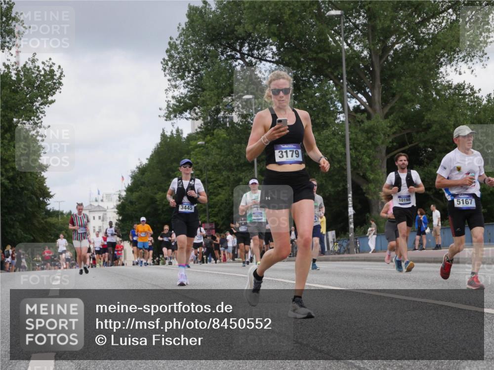 29.06.2025 - hella hamburg halbmarathon Luisa Fischer http://msf.ph/oto/8450552 29.06.2025 10:32:17 Kennedybrücke 3445, 4349, 16676, 3179, 10198, 5167, 1557, 2010, 3179, 3445, 3717, 4349, 4373, 5167, 6632, 9714, 10198 meine-sportfotos.de