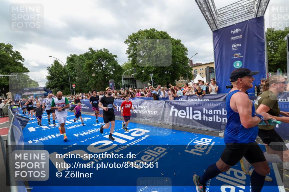 29.06.2025 - hella hamburg halbmarathon Zöllner http://msf.ph/oto/8450561 29.06.2025 10:58:57 Ziel 2159, 3859, 4632, 4833, 5277, 5885, 6438, 8807, 9156, 9353, 10268, 10518, 10788, 10915, 12734, 12735, 13654, 14673, 17405, 17810, 17931, 18180, 18232, 18833, 18954, 19002, 19003 meine-sportfotos.de