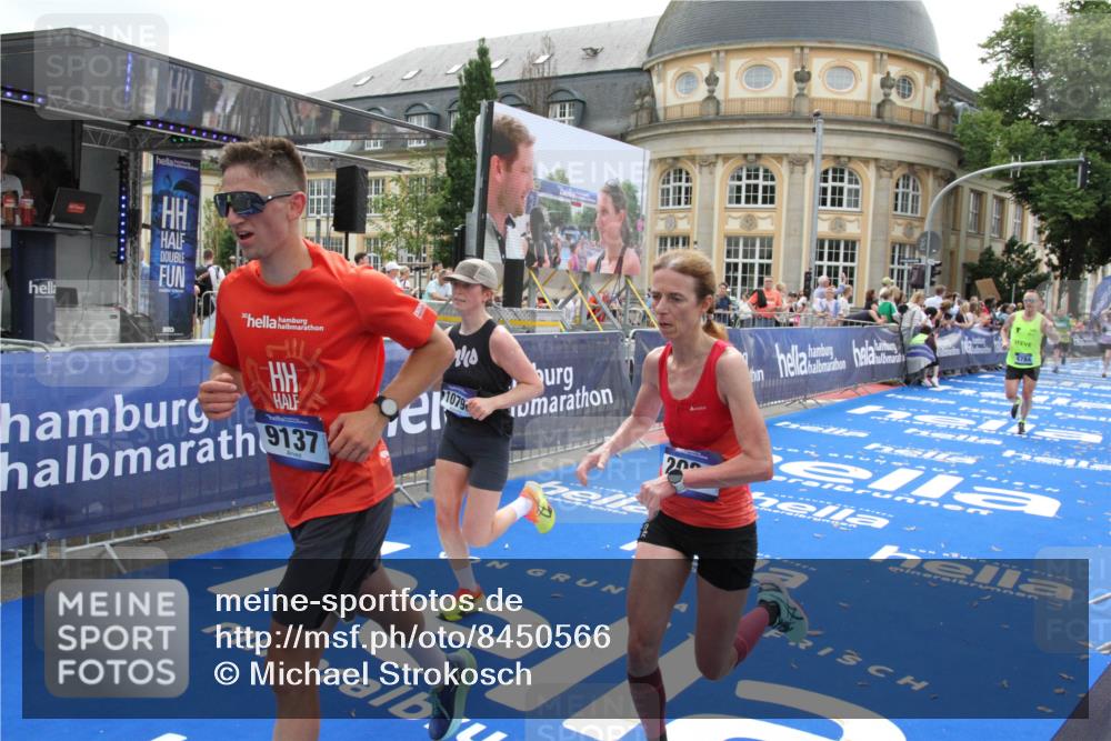 29.06.2025 - hella hamburg halbmarathon Michael Strokosch http://msf.ph/oto/8450566 29.06.2025 10:29:36 Ziel 2021, 2180, 6781, 8784, 9137, 10790, 17197, 18422, 18699, 19204 meine-sportfotos.de