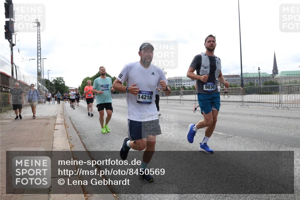 29.06.2025 - hella hamburg halbmarathon Lena Gebhardt http://msf.ph/oto/8450569 29.06.2025 10:30:49 Lombardsbrücke 1647, 1059, 14216, 9830, 1059, 1472, 1647, 1773, 2097, 2268, 2505, 2569, 2754, 2755, 3131, 3281, 4198, 4575, 4819, 6344, 6556, 6620, 6787, 7071, 7120, 7351, 8757, 9576, 9830, 10989, 11981, 11984, 12384, 12460, 12461, 12627, 12687, 12688, 14095, 14216, 14421, 14803, 15299, 15466, 15589, 15757, 15789, 15938, 16504, 16791, 16864, 17224, 17463, 17742, 17966, 18362, 18795, 18860, 19052, 19226 meine-sportfotos.de