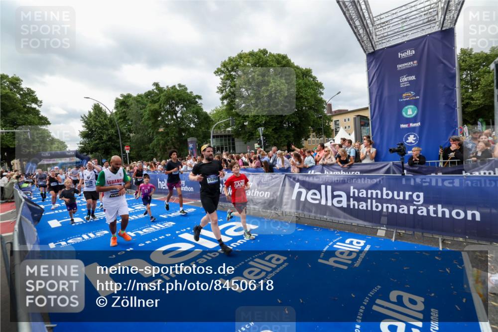 29.06.2025 - hella hamburg halbmarathon Zöllner http://msf.ph/oto/8450618 29.06.2025 10:58:57 Ziel 2159, 3859, 4632, 4833, 5277, 5885, 6438, 8807, 9156, 9353, 10268, 10518, 10788, 10915, 12734, 12735, 13654, 14673, 17405, 17810, 17931, 18180, 18232, 18833, 18954, 19002, 19003 meine-sportfotos.de