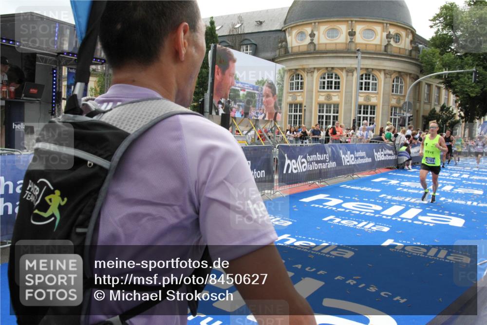 29.06.2025 - hella hamburg halbmarathon Michael Strokosch http://msf.ph/oto/8450627 29.06.2025 10:29:37 Ziel 2021, 2180, 6781, 8784, 9137, 10790, 17197, 18422, 18699, 19204 meine-sportfotos.de