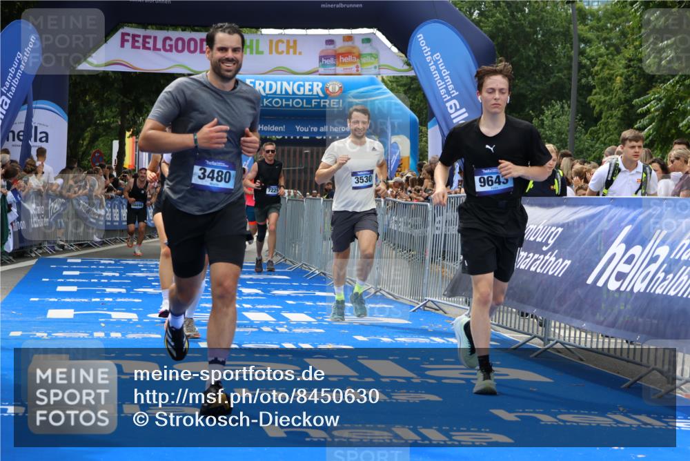 29.06.2025 - hella hamburg halbmarathon Strokosch-Dieckow http://msf.ph/oto/8450630 29.06.2025 10:37:55 Ziel 2404, 3480, 3530, 7229, 8091, 9643, 10793, 11049, 11952, 12915, 13148, 13900, 15303, 16698, 18103, 18529 meine-sportfotos.de