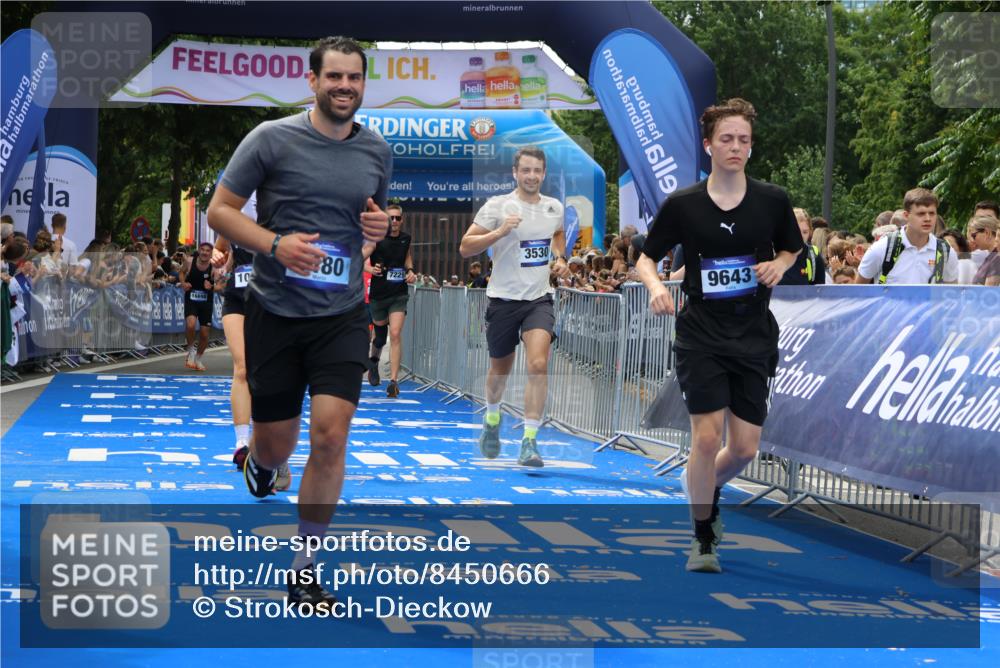29.06.2025 - hella hamburg halbmarathon Strokosch-Dieckow http://msf.ph/oto/8450666 29.06.2025 10:37:55 Ziel 2404, 3480, 3530, 7229, 8091, 9643, 10793, 11049, 11952, 12915, 13148, 13900, 15303, 16698, 18103, 18529 meine-sportfotos.de