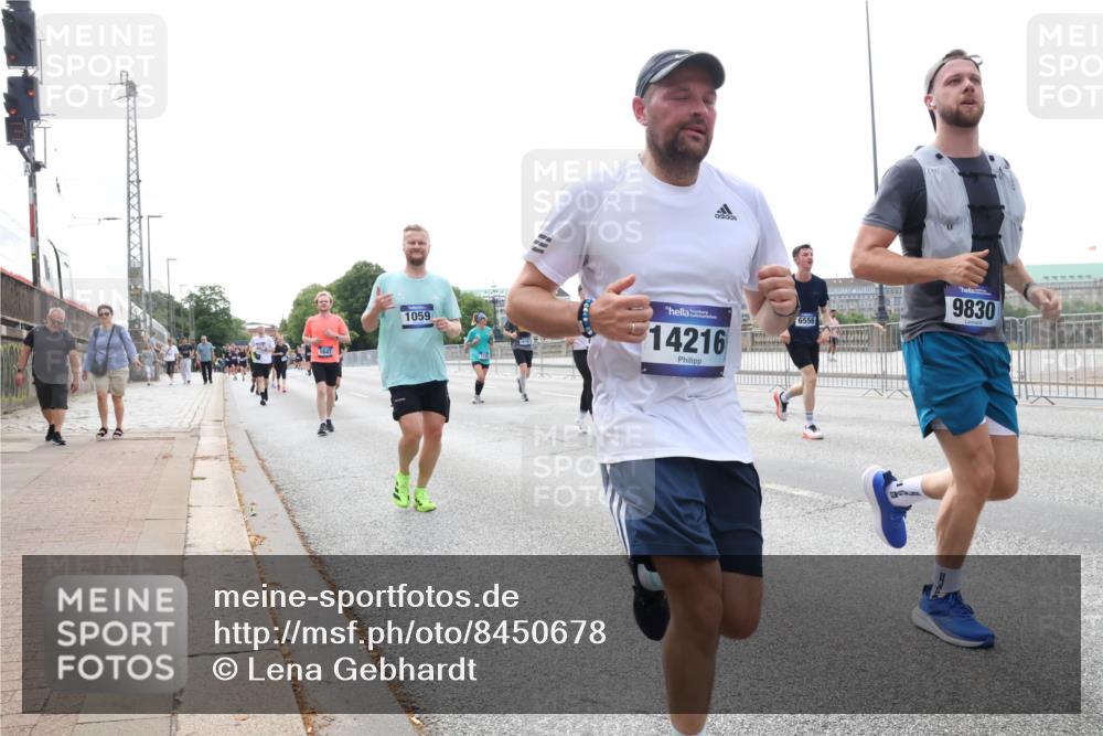 29.06.2025 - hella hamburg halbmarathon Lena Gebhardt http://msf.ph/oto/8450678 29.06.2025 10:30:49 Lombardsbrücke 1647, 1059, 14216, 6556, 9830, 1059, 1472, 1647, 1773, 2097, 2268, 2505, 2569, 2754, 2755, 3131, 3281, 4198, 4575, 4819, 6344, 6556, 6620, 6787, 7071, 7120, 7351, 8757, 9576, 9830, 10989, 11981, 11984, 12384, 12460, 12461, 12627, 12687, 12688, 14095, 14216, 14421, 14803, 15299, 15466, 15589, 15757, 15789, 15938, 16504, 16791, 16864, 17224, 17463, 17742, 17966, 18362, 18795, 18860, 19052, 19226 meine-sportfotos.de