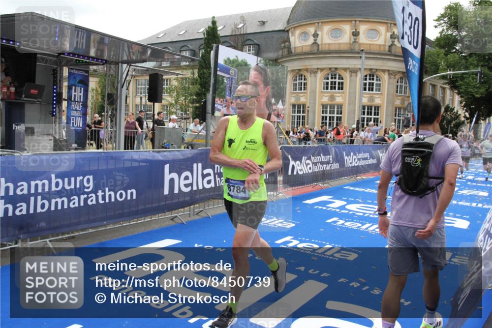 29.06.2025 - hella hamburg halbmarathon Michael Strokosch http://msf.ph/oto/8450739 29.06.2025 10:29:39 Ziel 6781, 7186, 8784, 16818, 18422, 18699, 19204 meine-sportfotos.de