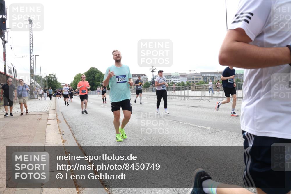 29.06.2025 - hella hamburg halbmarathon Lena Gebhardt http://msf.ph/oto/8450749 29.06.2025 10:30:50 Lombardsbrücke 1059, 1059, 1472, 1647, 1773, 2097, 2268, 2505, 2569, 2754, 2755, 3131, 3281, 4198, 4575, 4819, 6195, 6344, 6556, 6620, 6787, 7071, 7120, 7351, 8757, 9576, 9830, 10989, 11981, 11984, 12384, 12460, 12461, 12627, 12687, 12688, 14095, 14216, 14421, 14803, 15299, 15466, 15589, 15757, 15789, 15938, 16504, 16791, 16864, 17224, 17463, 17742, 17966, 18362, 18795, 18860, 19052, 19226 meine-sportfotos.de
