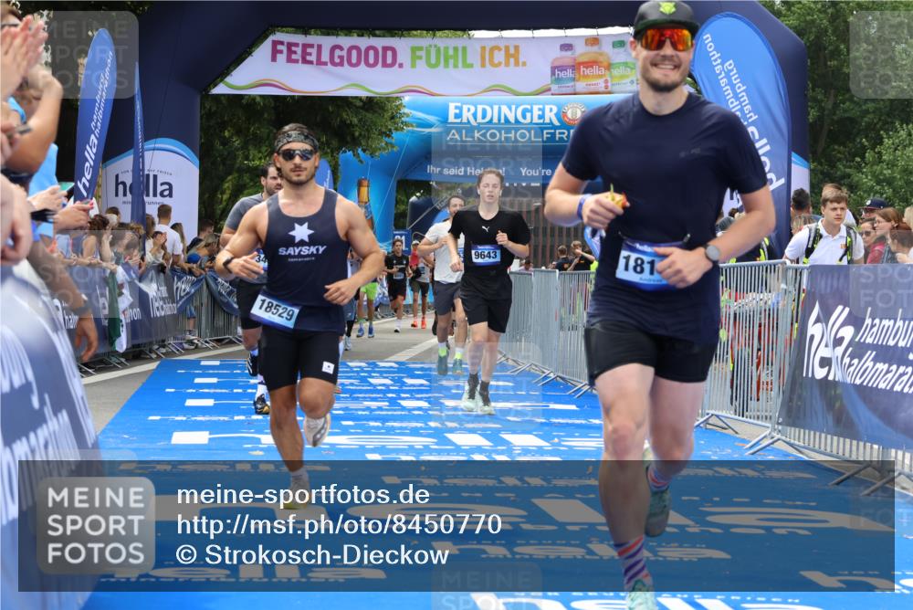 29.06.2025 - hella hamburg halbmarathon Strokosch-Dieckow http://msf.ph/oto/8450770 29.06.2025 10:37:52 Ziel 2196, 2404, 3480, 3530, 7229, 9171, 9643, 10793, 12915, 13148, 13900, 15303, 18103, 18276, 18277, 18529 meine-sportfotos.de