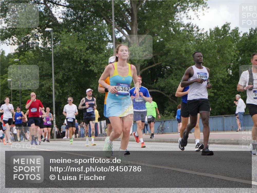 29.06.2025 - hella hamburg halbmarathon Luisa Fischer http://msf.ph/oto/8450786 29.06.2025 10:32:29 Kennedybrücke 10068, 3311, 5250, 13810, 362, 14644, 12780, 16659, 10, 1518, 3311, 4362, 4395, 6285, 7832, 8560 meine-sportfotos.de