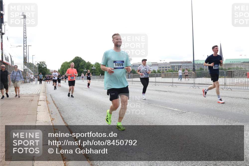 29.06.2025 - hella hamburg halbmarathon Lena Gebhardt http://msf.ph/oto/8450792 29.06.2025 10:30:50 Lombardsbrücke 1647, 1059, 6344, 6556, 1059, 1472, 1647, 1773, 2097, 2268, 2505, 2569, 2754, 2755, 3131, 3281, 4198, 4575, 4819, 6195, 6344, 6556, 6620, 6787, 7071, 7120, 7351, 8757, 9576, 9830, 10989, 11981, 11984, 12384, 12460, 12461, 12627, 12687, 12688, 14095, 14216, 14421, 14803, 15299, 15466, 15589, 15757, 15789, 15938, 16504, 16791, 16864, 17224, 17463, 17742, 17966, 18362, 18795, 18860, 19052, 19226 meine-sportfotos.de