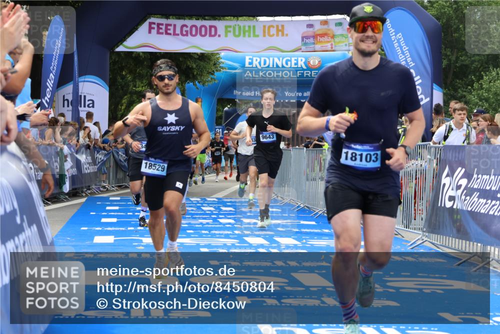 29.06.2025 - hella hamburg halbmarathon Strokosch-Dieckow http://msf.ph/oto/8450804 29.06.2025 10:37:52 Ziel 2196, 2404, 3480, 3530, 7229, 9171, 9643, 10793, 12915, 13148, 13900, 15303, 18103, 18276, 18277, 18529 meine-sportfotos.de