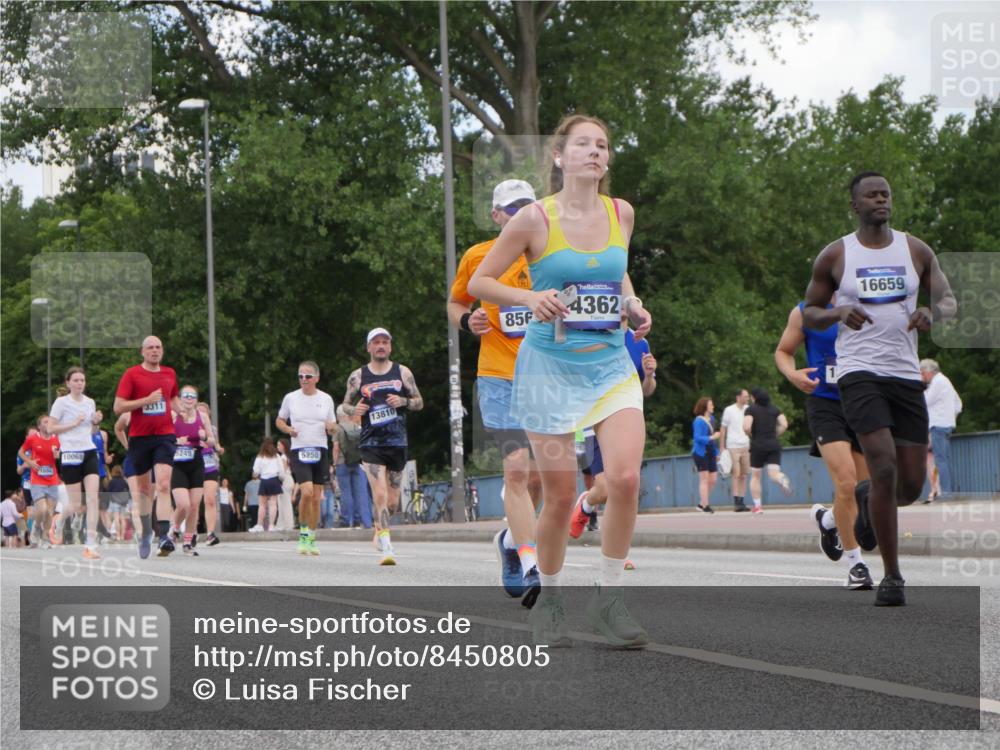 29.06.2025 - hella hamburg halbmarathon Luisa Fischer http://msf.ph/oto/8450805 29.06.2025 10:32:30 Kennedybrücke 1694, 10068, 3311, 5249, 5250, 13810, 856, 4362, 16659, 1518, 3311, 4362, 4395, 5250, 6285, 7832, 8560 meine-sportfotos.de