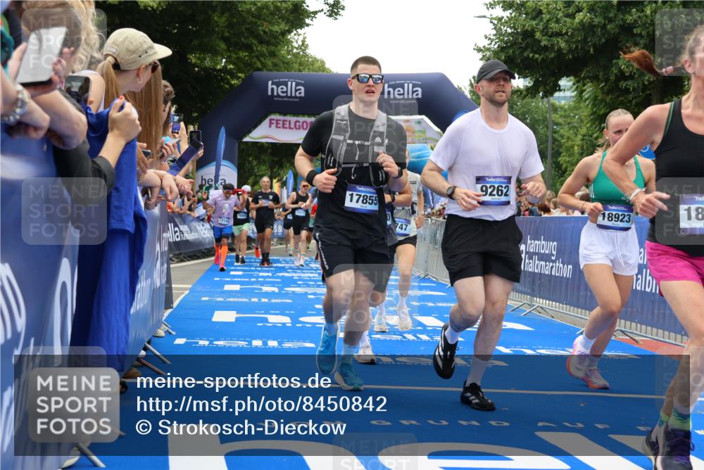 29.06.2025 - hella hamburg halbmarathon Strokosch-Dieckow http://msf.ph/oto/8450842 29.06.2025 10:48:25 Ziel 1537, 3747, 5129, 5362, 5528, 6081, 6923, 7367, 8216, 9262, 9770, 10000, 10860, 11451, 11467, 12149, 12549, 12690, 12840, 13962, 14033, 14990, 15735, 15808, 15917, 17395, 17745, 17855, 17982, 18251, 18790, 18923 meine-sportfotos.de