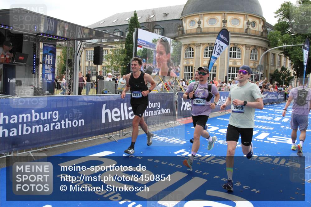 29.06.2025 - hella hamburg halbmarathon Michael Strokosch http://msf.ph/oto/8450854 29.06.2025 10:29:42 Ziel 6781, 7186, 16818, 18422, 18699, 19204 meine-sportfotos.de