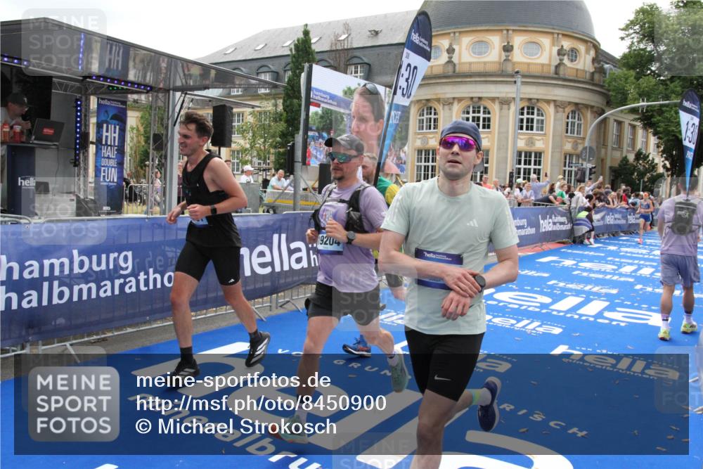 29.06.2025 - hella hamburg halbmarathon Michael Strokosch http://msf.ph/oto/8450900 29.06.2025 10:29:42 Ziel 6781, 7186, 16818, 18422, 18699, 19204 meine-sportfotos.de