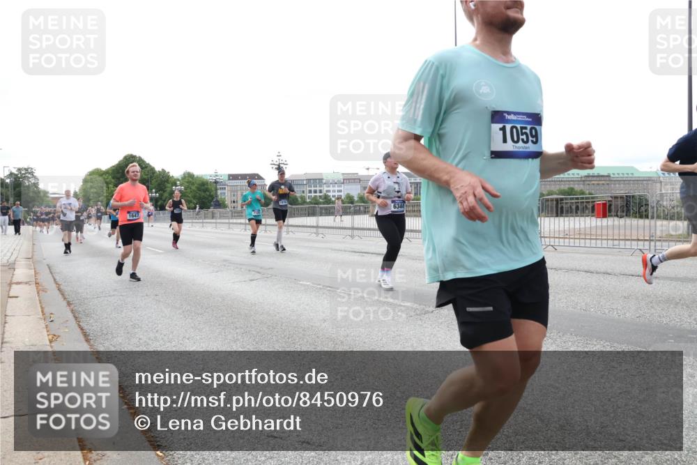 29.06.2025 - hella hamburg halbmarathon Lena Gebhardt http://msf.ph/oto/8450976 29.06.2025 10:30:51 Lombardsbrücke 1647, 1059, 1059, 1472, 1647, 1773, 2097, 2268, 2505, 2569, 2754, 2755, 3131, 3281, 4198, 4575, 4819, 6195, 6344, 6556, 6620, 6787, 7071, 7120, 7351, 8757, 9576, 9830, 10989, 11981, 11984, 11988, 12384, 12460, 12461, 12627, 12687, 12688, 14095, 14216, 14421, 14803, 15299, 15466, 15589, 15757, 15789, 15938, 16504, 16791, 16864, 17224, 17463, 17742, 17966, 18362, 18795, 18860, 19052, 19226 meine-sportfotos.de