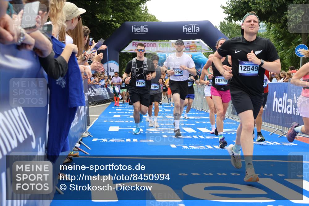 29.06.2025 - hella hamburg halbmarathon Strokosch-Dieckow http://msf.ph/oto/8450994 29.06.2025 10:48:24 Ziel 1537, 3747, 5129, 5362, 5528, 6081, 6923, 7367, 8216, 9262, 9770, 10000, 10860, 11451, 11467, 12149, 12549, 12690, 12840, 13962, 14033, 14990, 15735, 15808, 15917, 17395, 17745, 17855, 17982, 18251, 18790, 18923 meine-sportfotos.de