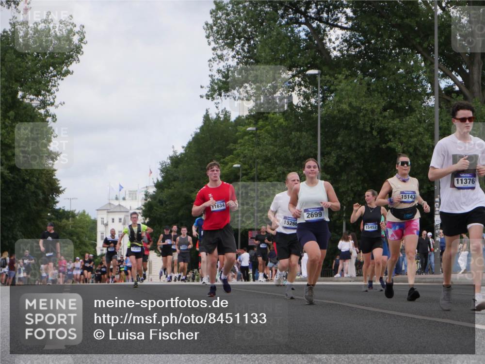 29.06.2025 - hella hamburg halbmarathon Luisa Fischer http://msf.ph/oto/8451133 29.06.2025 10:32:39 Kennedybrücke 18385, 5322, 1634, 15266, 2699, 15452, 15143, 11376, 1694, 2699, 3311, 4700, 5063, 5249, 5250, 8388, 10068 meine-sportfotos.de