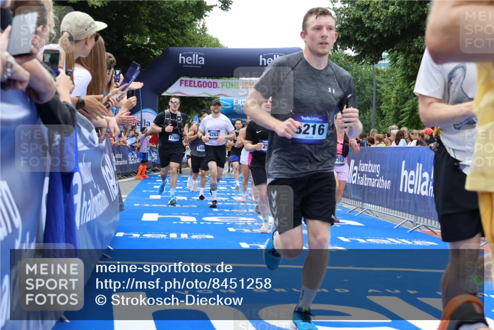 29.06.2025 - hella hamburg halbmarathon Strokosch-Dieckow http://msf.ph/oto/8451258 29.06.2025 10:48:23 Ziel 1537, 3747, 5129, 5362, 5528, 6081, 6923, 7367, 8216, 9262, 9770, 10860, 11451, 11467, 12149, 12549, 12690, 12840, 13962, 14033, 14990, 15735, 15808, 17395, 17745, 17855, 17982, 18251, 18790, 18923, 18963 meine-sportfotos.de