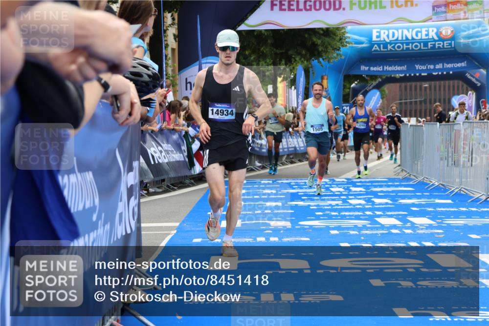 29.06.2025 - hella hamburg halbmarathon Strokosch-Dieckow http://msf.ph/oto/8451418 29.06.2025 10:37:38 Ziel 1290, 1505, 1615, 5791, 7831, 10451, 10922, 11106, 13595, 14934, 18193, 18216 meine-sportfotos.de