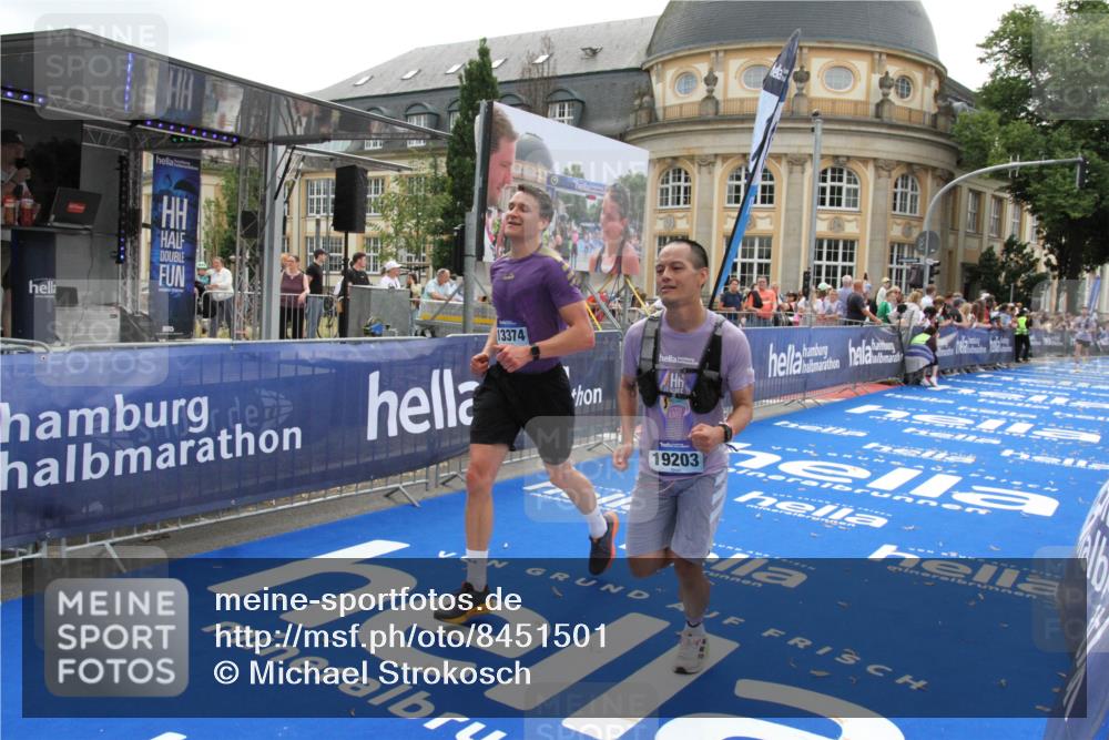 29.06.2025 - hella hamburg halbmarathon Michael Strokosch http://msf.ph/oto/8451501 29.06.2025 10:29:51 Ziel 13374, 19202 meine-sportfotos.de