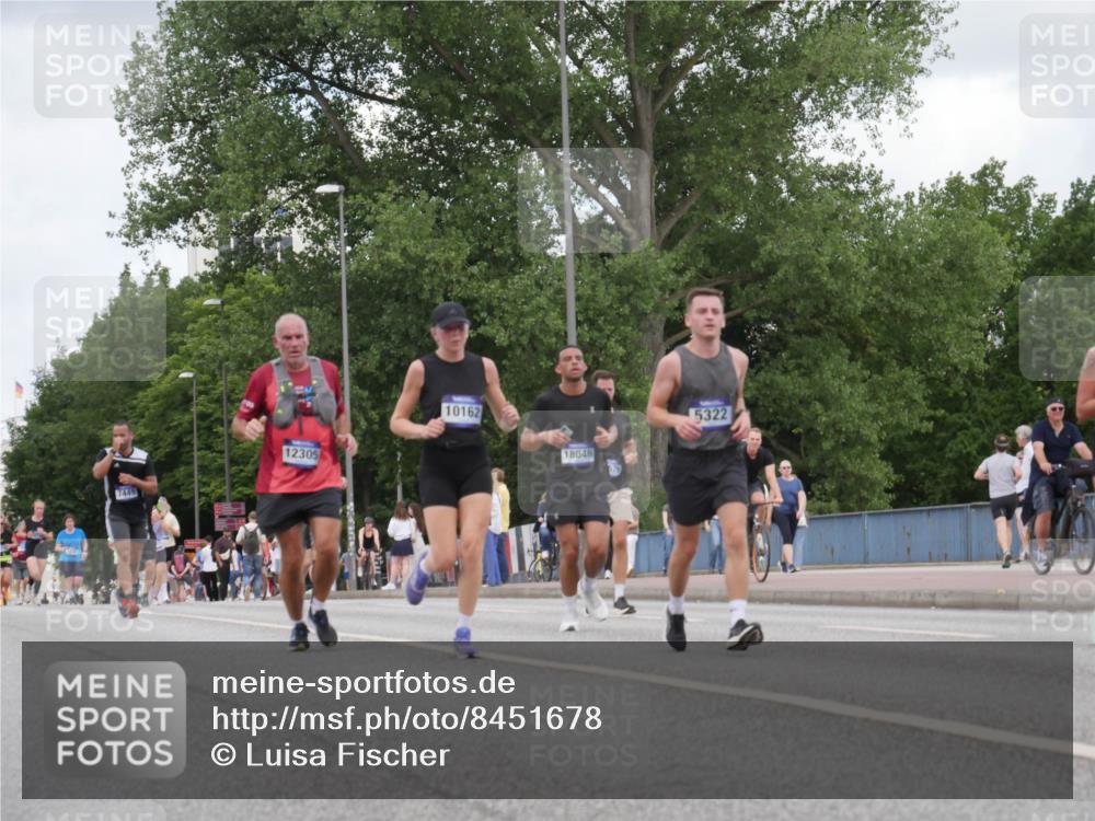 29.06.2025 - hella hamburg halbmarathon Luisa Fischer http://msf.ph/oto/8451678 29.06.2025 10:32:50 Kennedybrücke 7449, 12305, 10162, 18046, 5322, 1869, 3613, 4982, 5063, 5322, 8388, 10162 meine-sportfotos.de