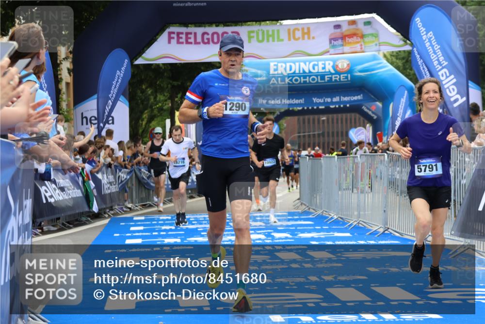 29.06.2025 - hella hamburg halbmarathon Strokosch-Dieckow http://msf.ph/oto/8451680 29.06.2025 10:37:32 Ziel 1290, 2767, 5042, 5791, 6047, 7831, 9017, 9914, 10451, 10922, 11106, 13372, 14934, 18193, 18216 meine-sportfotos.de