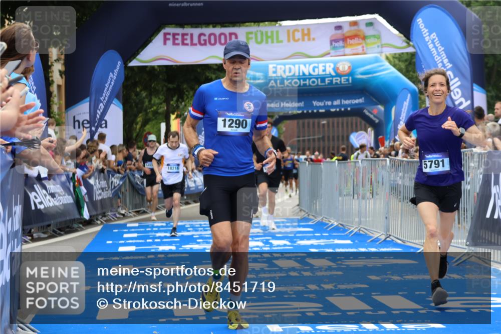 29.06.2025 - hella hamburg halbmarathon Strokosch-Dieckow http://msf.ph/oto/8451719 29.06.2025 10:37:32 Ziel 1290, 2767, 5042, 5791, 6047, 7831, 9017, 9914, 10451, 10922, 11106, 13372, 14934, 18193, 18216 meine-sportfotos.de