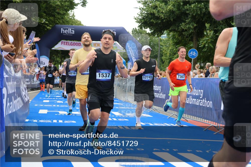 29.06.2025 - hella hamburg halbmarathon Strokosch-Dieckow http://msf.ph/oto/8451729 29.06.2025 10:48:21 Ziel 1537, 3747, 5129, 5362, 5528, 6081, 6923, 7367, 7599, 8216, 9262, 9770, 11211, 11451, 11467, 12549, 12840, 13962, 14797, 14990, 15629, 15735, 17745, 17855, 17982, 18790, 18923, 18963, 19127 meine-sportfotos.de