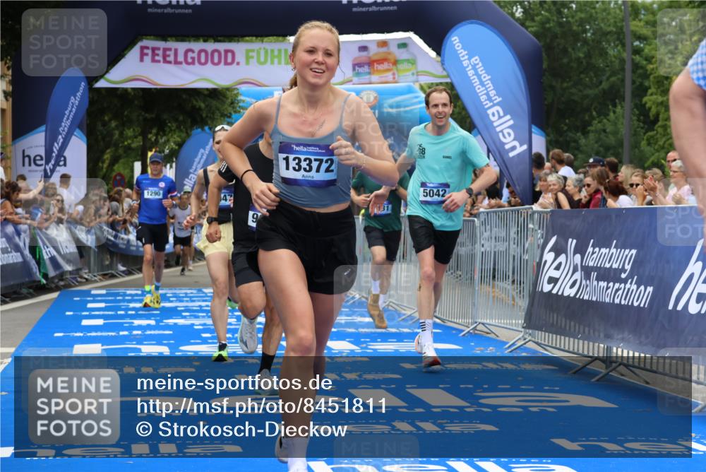 29.06.2025 - hella hamburg halbmarathon Strokosch-Dieckow http://msf.ph/oto/8451811 29.06.2025 10:37:28 Ziel 1290, 2767, 5042, 5791, 6047, 7831, 9017, 9914, 10451, 10922, 12739, 13372, 15888, 17306, 18159, 18216, 18723 meine-sportfotos.de