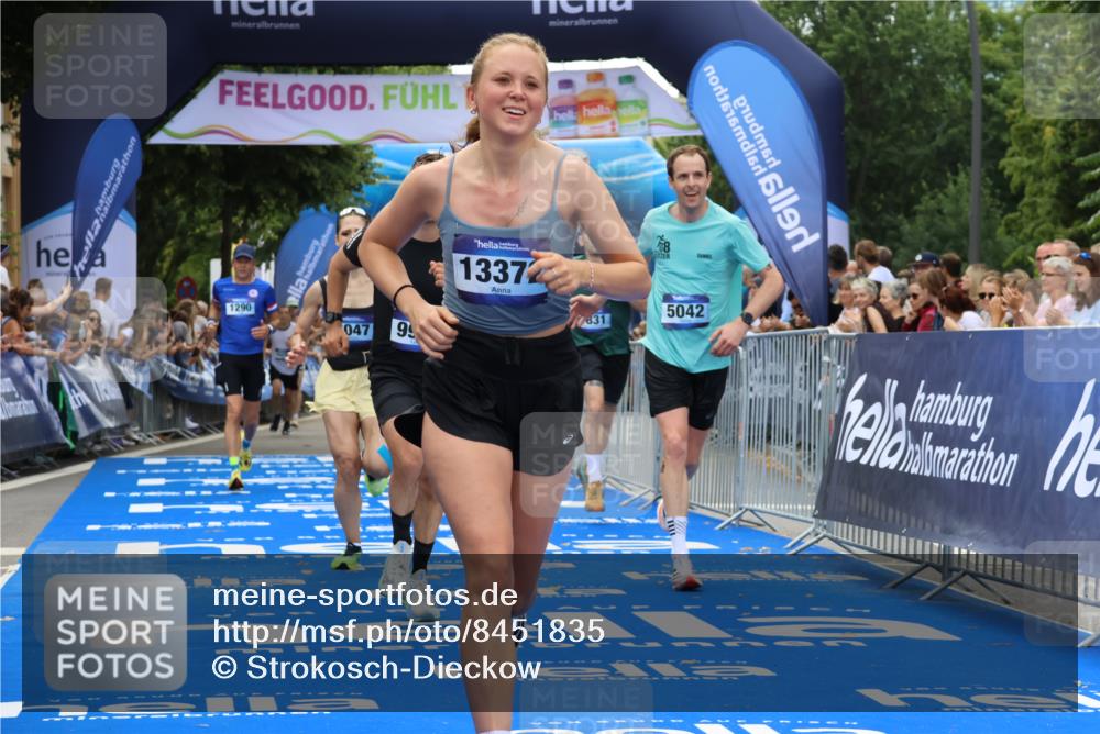 29.06.2025 - hella hamburg halbmarathon Strokosch-Dieckow http://msf.ph/oto/8451835 29.06.2025 10:37:28 Ziel 1290, 2767, 5042, 5791, 6047, 7831, 9017, 9914, 10451, 10922, 12739, 13372, 15888, 17306, 18159, 18216, 18723 meine-sportfotos.de