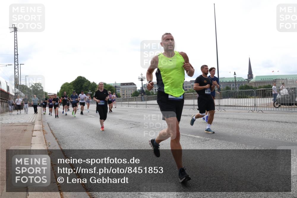 29.06.2025 - hella hamburg halbmarathon Lena Gebhardt http://msf.ph/oto/8451853 29.06.2025 10:30:57 Lombardsbrücke 15299, 11981, 1059, 1472, 1647, 1773, 1979, 2097, 2268, 2505, 2569, 2754, 2755, 3131, 3281, 4198, 4561, 4575, 4819, 5437, 6057, 6195, 6344, 6556, 6620, 6787, 7071, 7120, 7351, 8072, 8073, 8757, 9576, 9830, 10989, 11981, 11984, 11988, 12384, 12460, 12461, 12627, 14095, 14216, 14421, 14803, 15299, 15466, 15589, 15757, 15789, 16504, 16791, 17224, 17463, 17509, 17587, 17742, 17966, 18362, 18795, 18860, 19052, 19226 meine-sportfotos.de